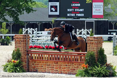 Scott Stewart Showcases Winning Ways in Professional Hunters at Kentucky Spring Horse Show