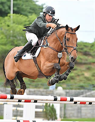 Vale Wins 1st and 2nd in $35,000 Outback Steakhouse Grand Prix